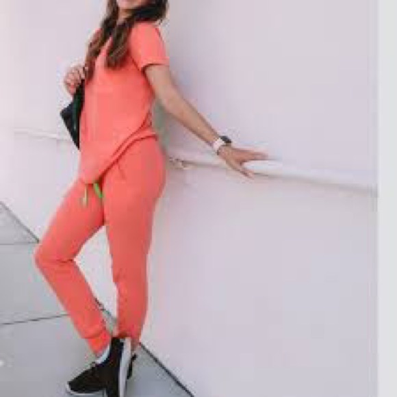 Limited Edition Figs
Hot Coral
Yellow Drawstring
Kade pants XXS/Regular - Picture 2 of 9